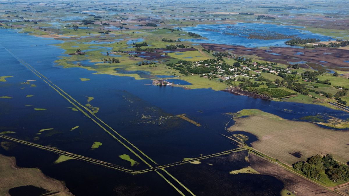 Fotky: Deště proměnily úrodné argentinské pampy v mozaiku mokřadů a lagun